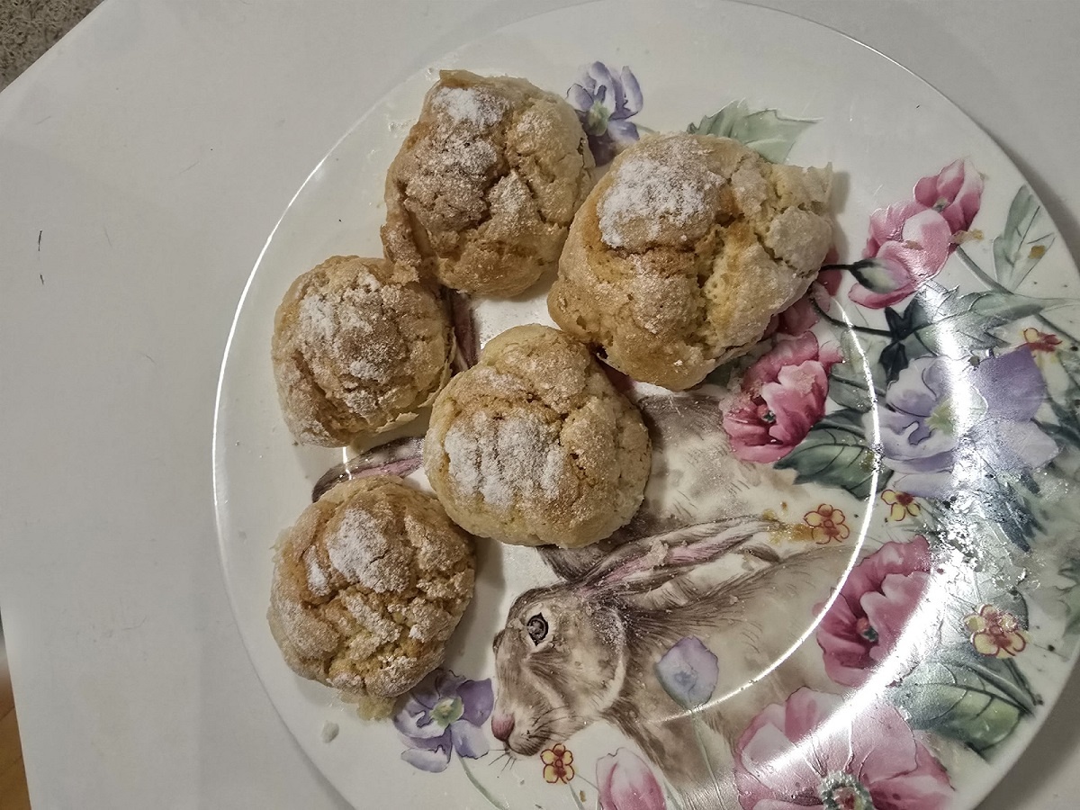    Простое печенье из сметаны: попробовав его, домашние к магазинным сладостям и не притронутся