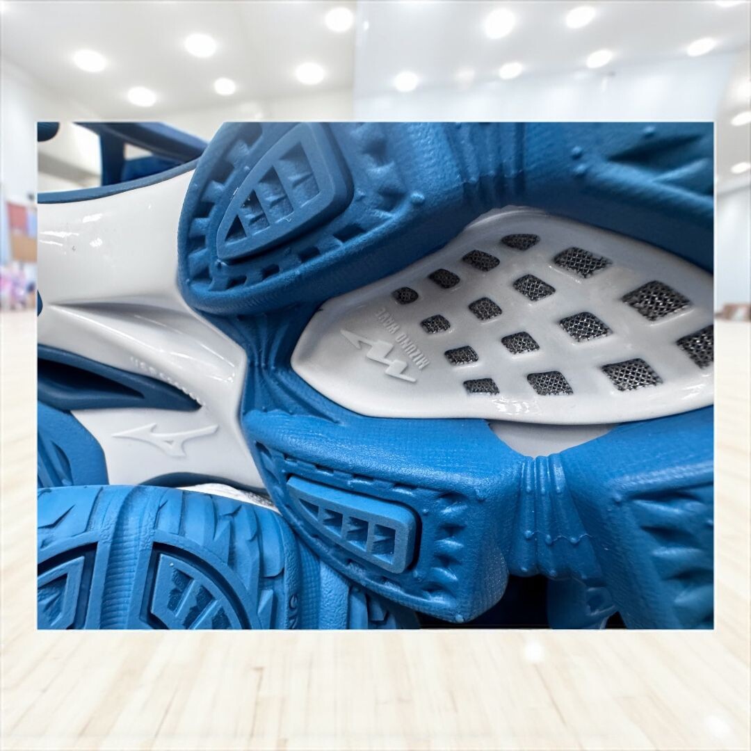 Mizuno Wave - Технология, обеспечивающая равномерное распределение ударной нагрузки по всей подошве и, как следствие, превосходную амортизацию и повышенную устойчивость.