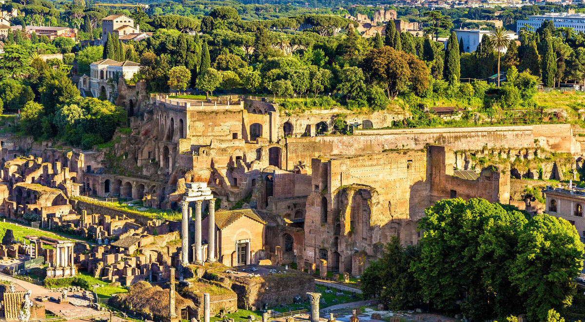 Дворец Тиберия (Domus Tiberiana) — древний императорский дворец в Риме, расположенный на Палатинском холме. Именно из-за этого расположения императорских резиденций на Палатине слово palatium (Палатин) стало обозначать «дворец».