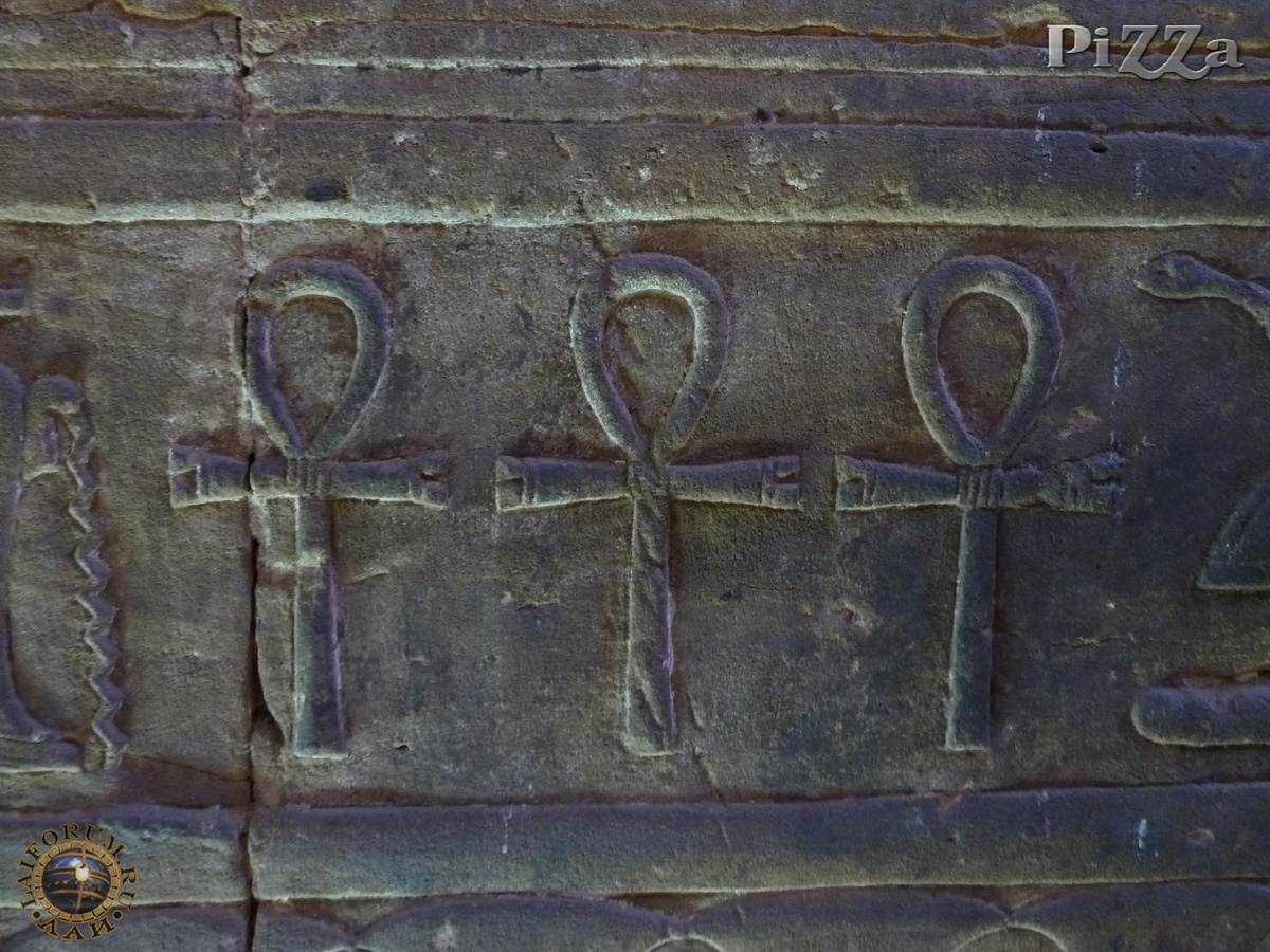 Древнеегипетский крест, «анх», как тау-крест с окружностью в виде петли, изображённый в тройной последовательности.