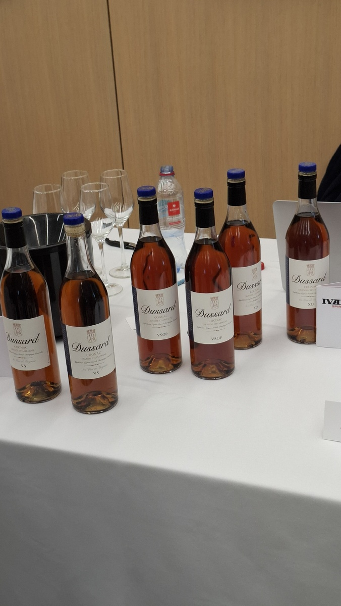 Линейка французских коньяков  Dussard на стенде поставщика