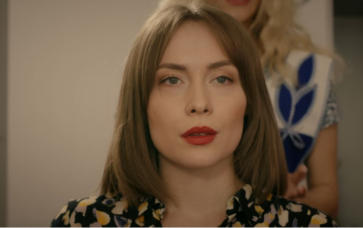 Кадр из сериала "Она, он и она" (2021)