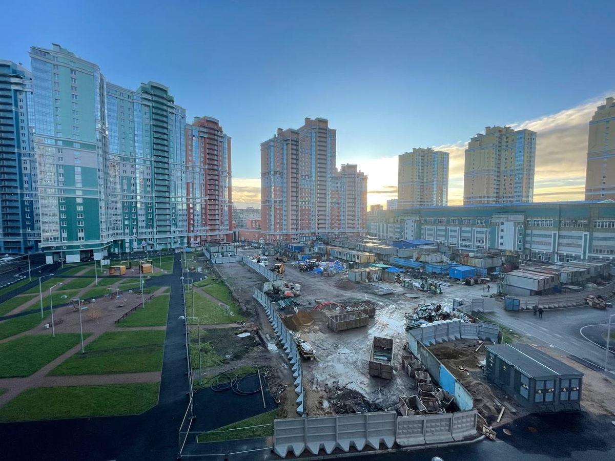 Вид на застройку в районе Руднева-Кустодиева.