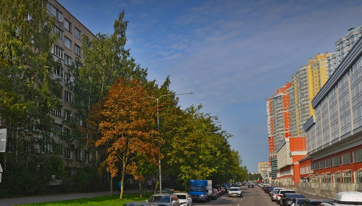 Фото с панорамы Яндекса. Слева – брежневка, справа – жилые комплексы Байрон и Лондон Парк(чуть дальше)