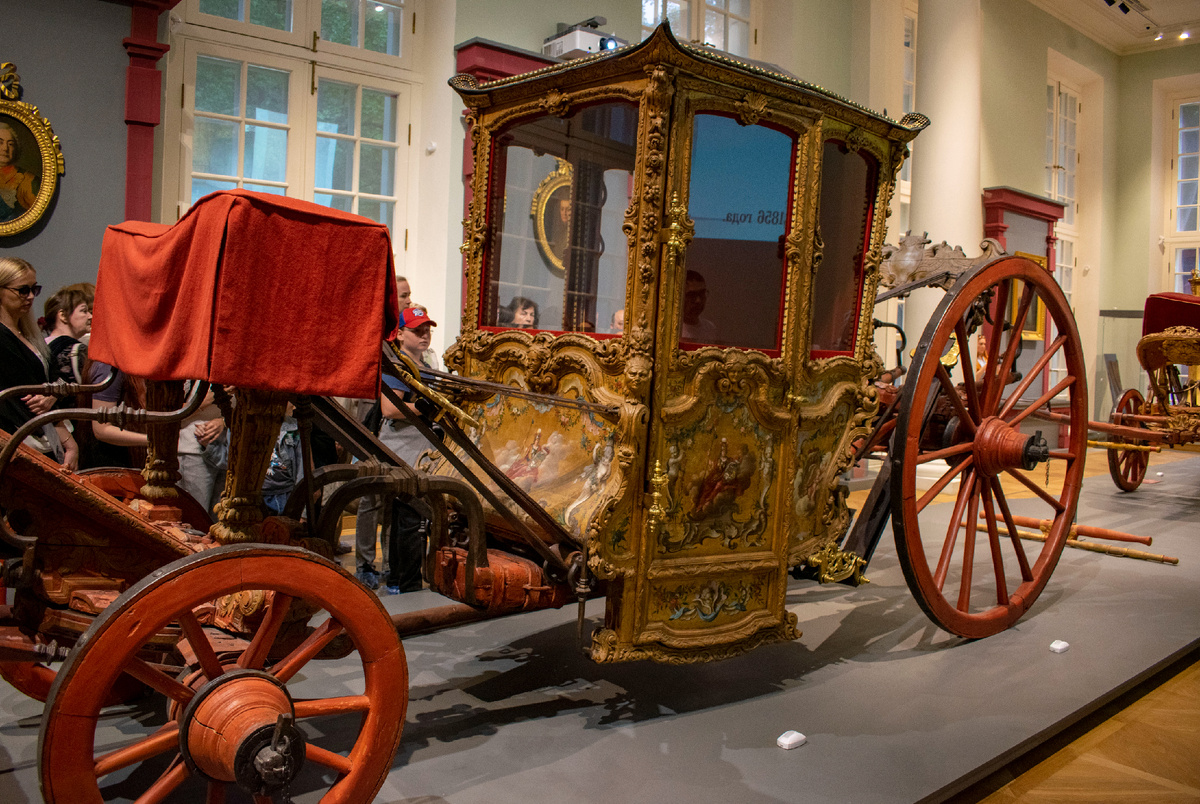 Карета двухместная княгини И. М. Юсуповой. Германия (?). Между 1720–1725 гг. Живопись — не ранее 1734 г. Дышло от кареты — Российская империя. XIX в. (?)  Фотография автора статьи.