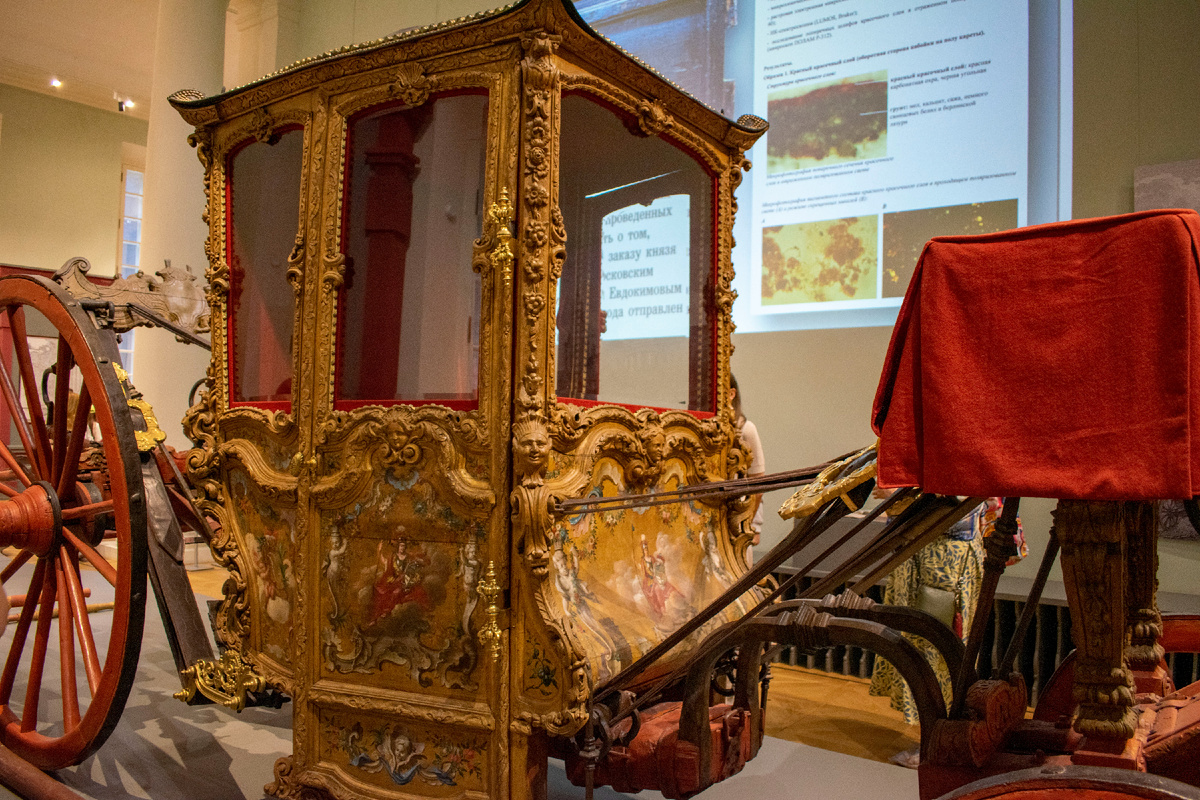 Дуб, бук, липа, древесина ильмовых и хвойных пород, картон, сукно, железо, сталь, бронза, сусальное золото, стекло, кожа, масляная краска, левкас; столярная, скорняжная и обойная работа, резьба, точение, ковка, литье, чеканка, золочение «огневое», золочение полиментное и клеевое, полихромия, живопись (масло). Фотография автора статьи.