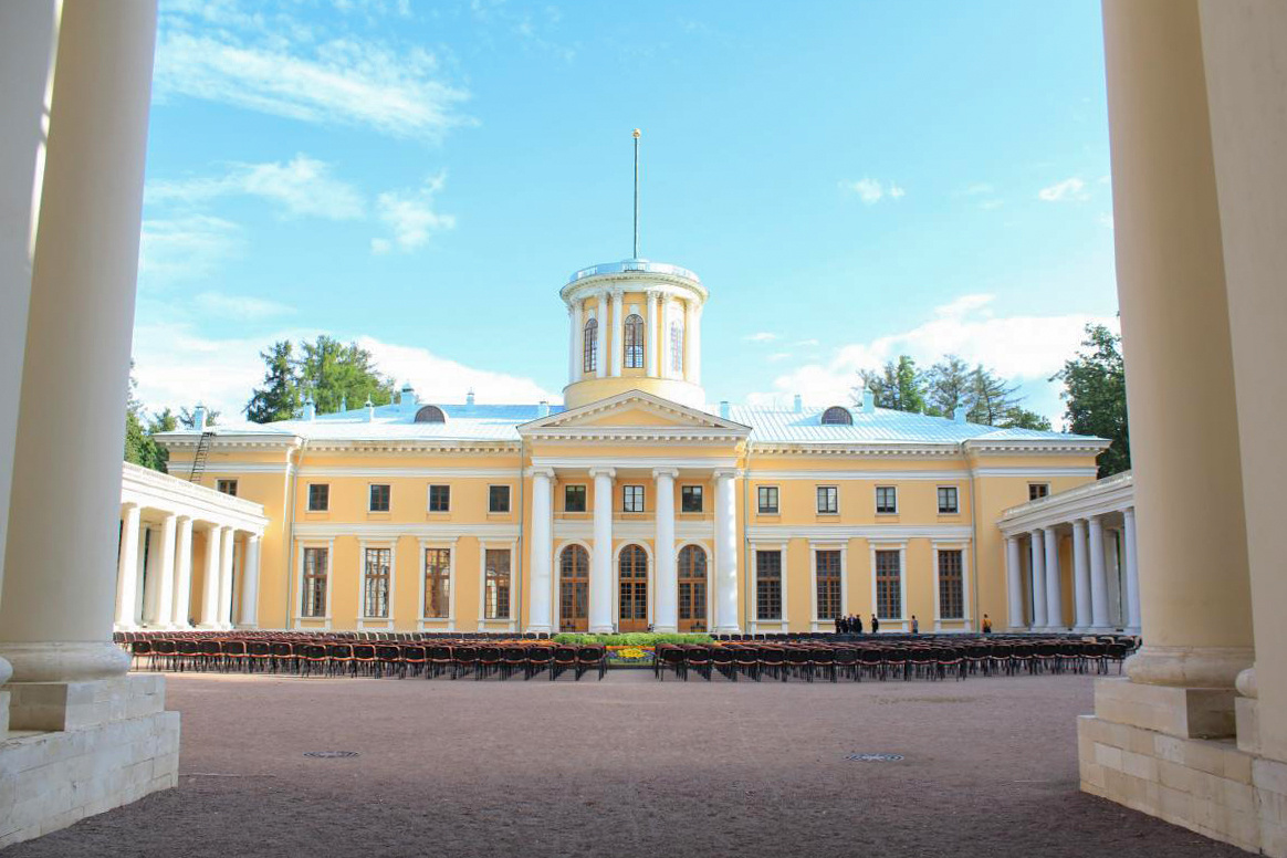 Бельведер Большого дворца. Парадный двор усадьбы Архангельское. Цветокоррекция автора статьи. 