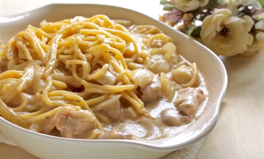 Сытная яичная лапша с кроликом и овощами.