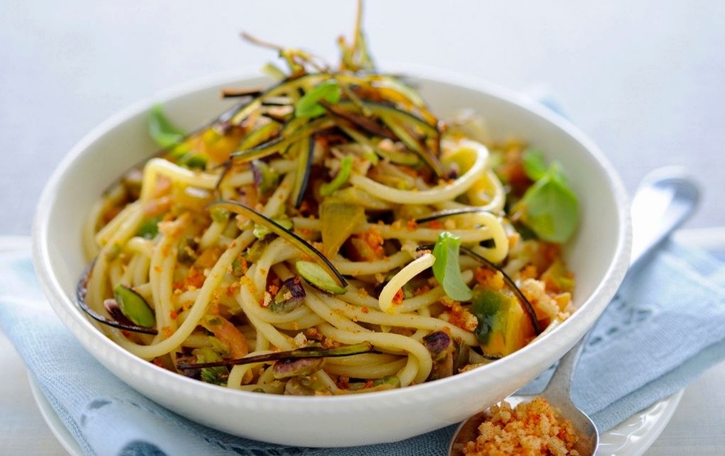 Спагетти с фисташками, зелеными помидорами и баклажанами.