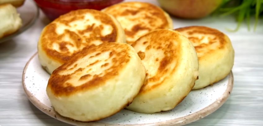 Методом проб и ошибок, я вывела для себя рецепт идеальных сырников: творожный вкус и не расплываются при жарке.