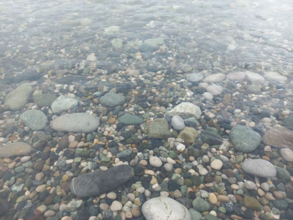    Прозрачная морская вода на пляже в Пицунде. Источник: Олеся Веселкова / "Толк"