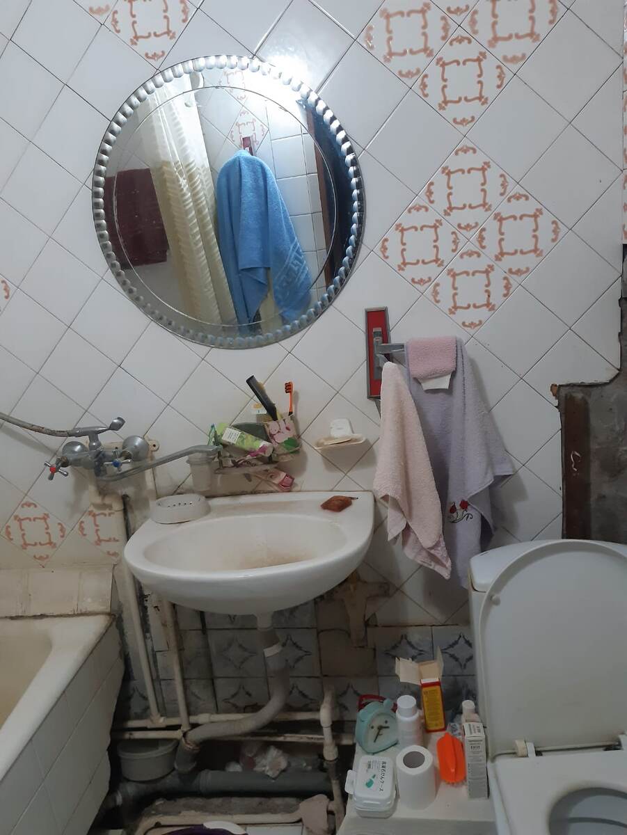 Вот такая ванна, но не подумайте, что раковина грязная. это уже не чиститься, такие квартиры в Кисловодске сдают на длительный срок.