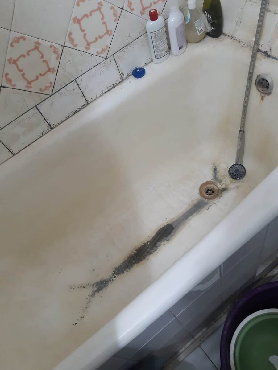 Ну и сама ванна, которую видно, что отчистить уже невозможно. отчего там эмаль сошла, не знаю.