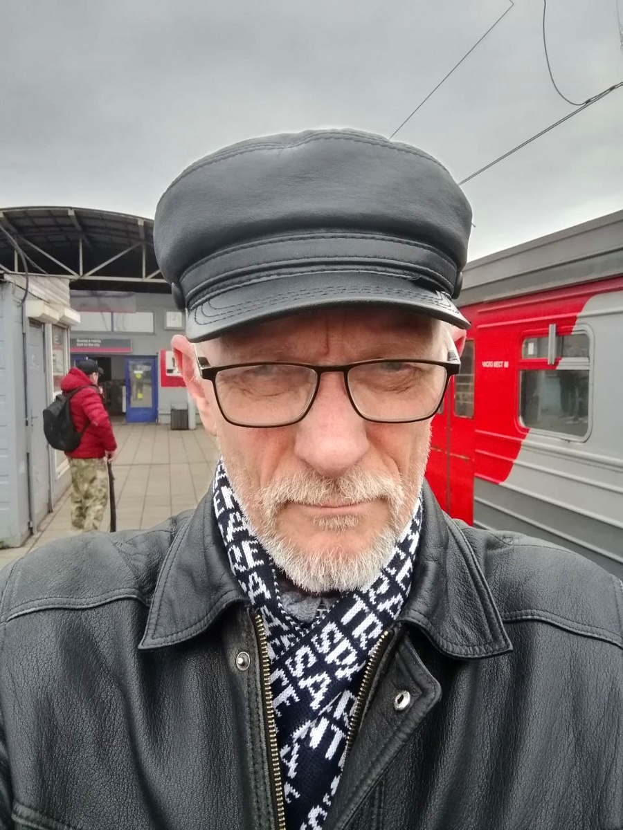 А худенький-то какой, божечки! Как будто не кормят Этого Человека!!!