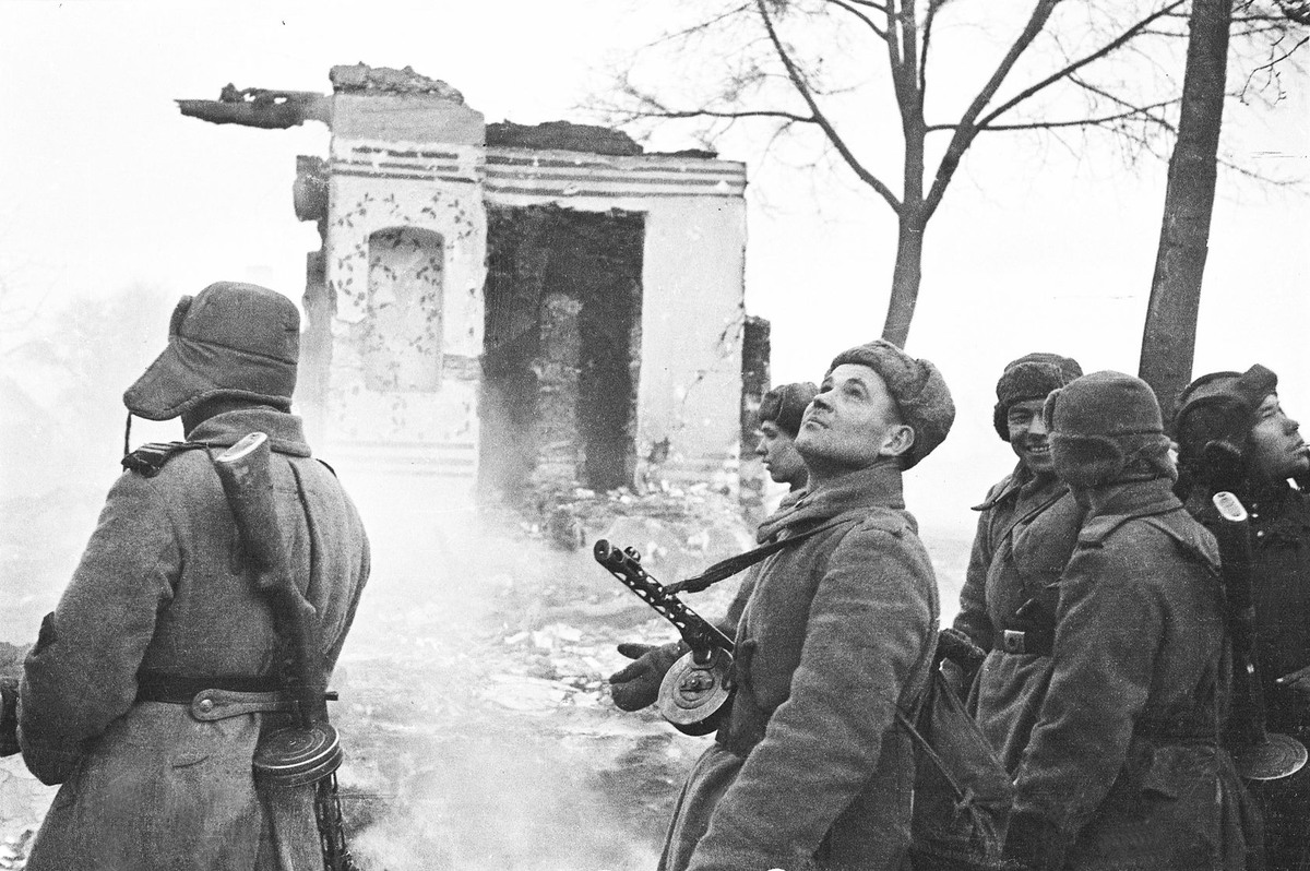 Бойцы Калининского фронта в освобожденном от врага Ржеве. Март 1943 года.