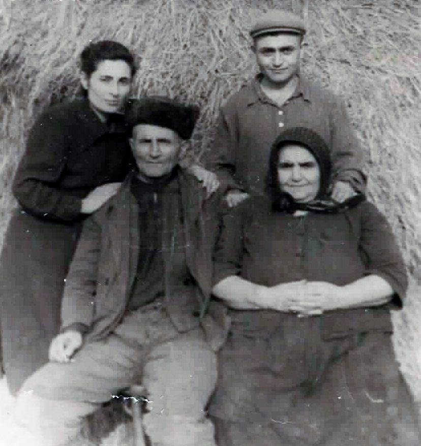      Сидят Оган Асланян и Шакар стоят: дочь Магдалина и сын Татеос Ирина