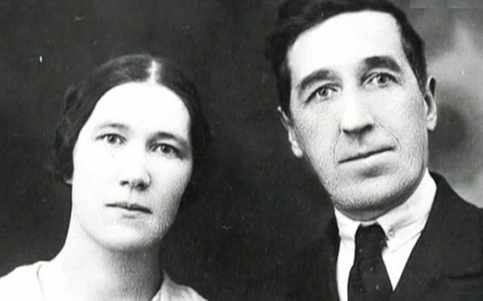 Игорь Северянин — русский поэт Серебряного века, переводчик с эстонского и французского. Один из крупнейших представителей русского футуризма; первым из русских поэтов употребил слово «футурист»; основатель и лидер движения эгофутуристов.