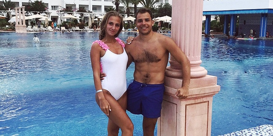 Они успели побыть мужем и женой всего девять дней.