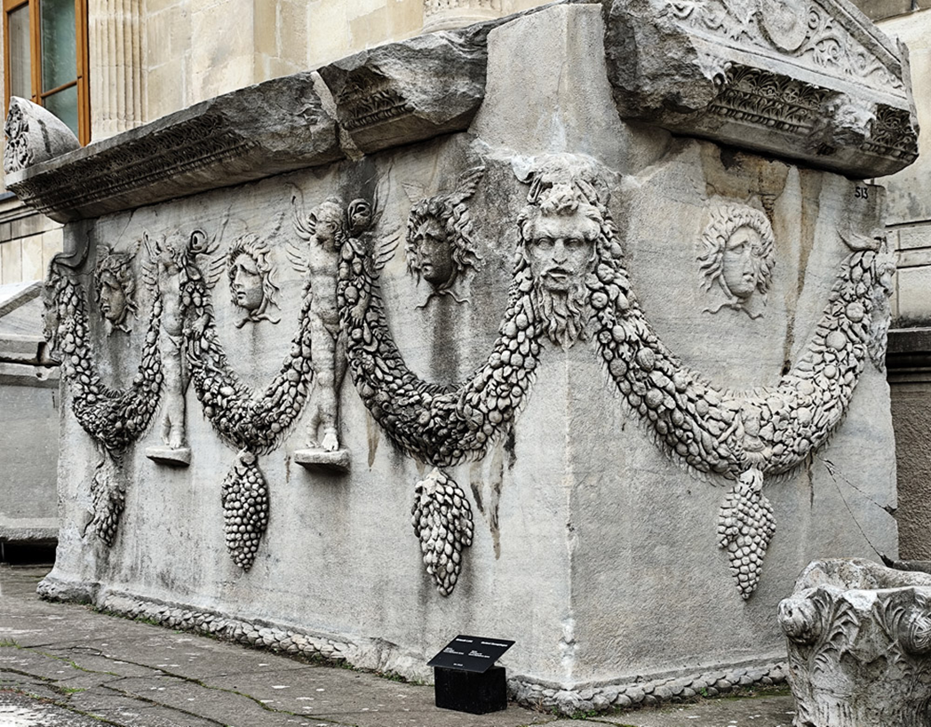 Саркофаг во дворе археологического музея Самбула.