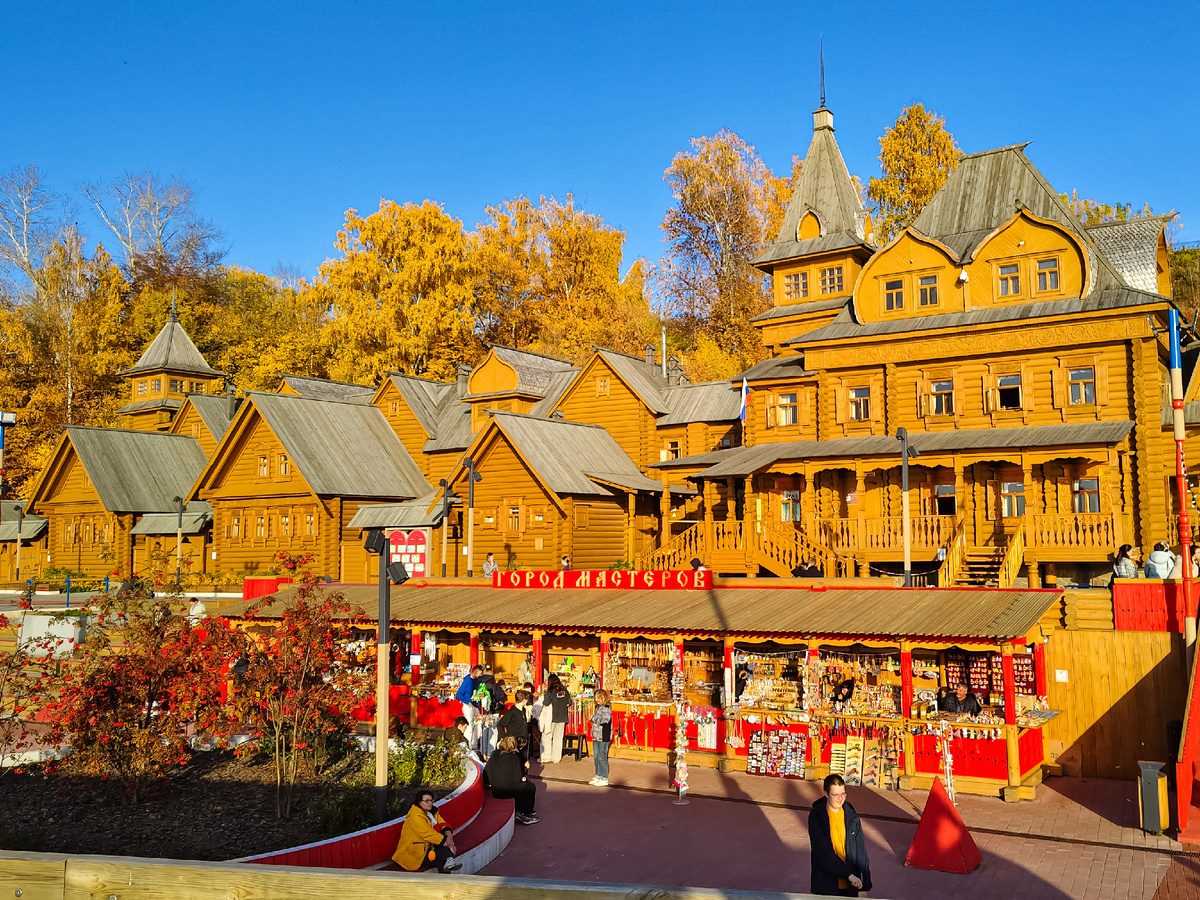 Музейно-турестический комплекс "Город мастеров". В комплекс входят: княжеский терем, дома зажиточных купцов и крестьянские избы. В домах размещены народные промыслы Городецкого района. Фото автора