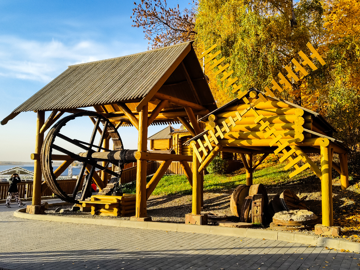 Вот такая прелесть расположилась сбоку от деревянных домов. Водяная мельница с жерновами. Фото автора