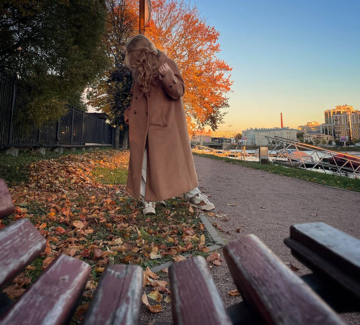 Автопортрет авторки о объятьях осеннего Питера и любимого пальто