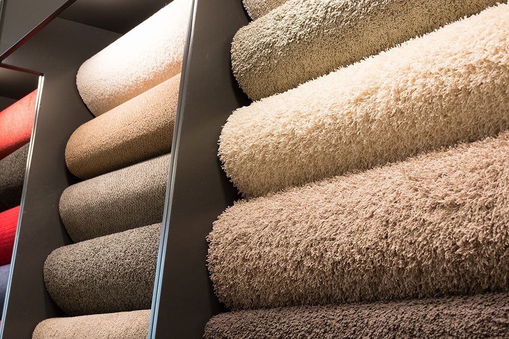    Подбирая размеры ковра, исходите из площади и формы помещения, а также из того, какая мебель стоит в комнате. Ковер должен визуально объединять все объекты и не делать интерьер "рваным" или нелепым. / iStock