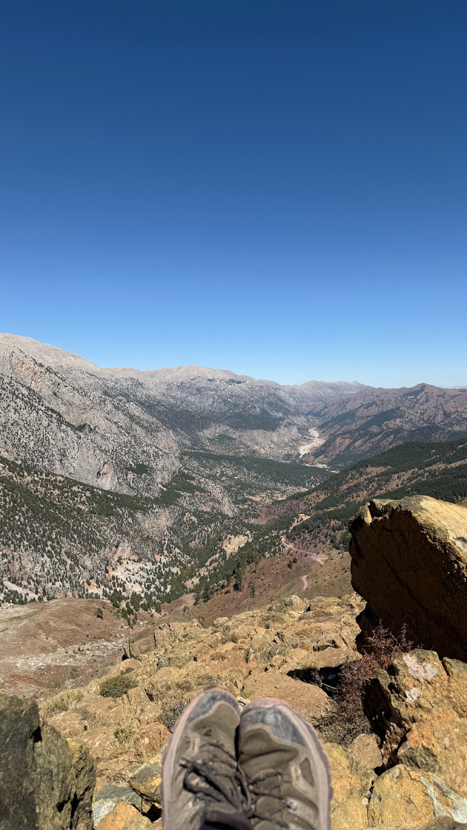 Вид с высоты перевала.