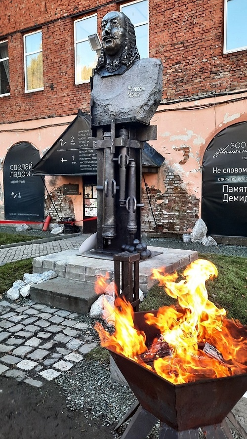 Памятник Акинфию Демидову в Черноисточинске. Фото: А. Пичугин