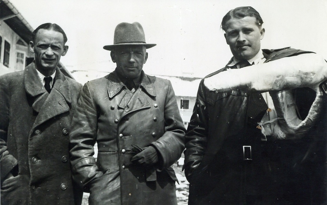 Вернер фон Браун (справа) и Вальтер Дорнберг (в центре)