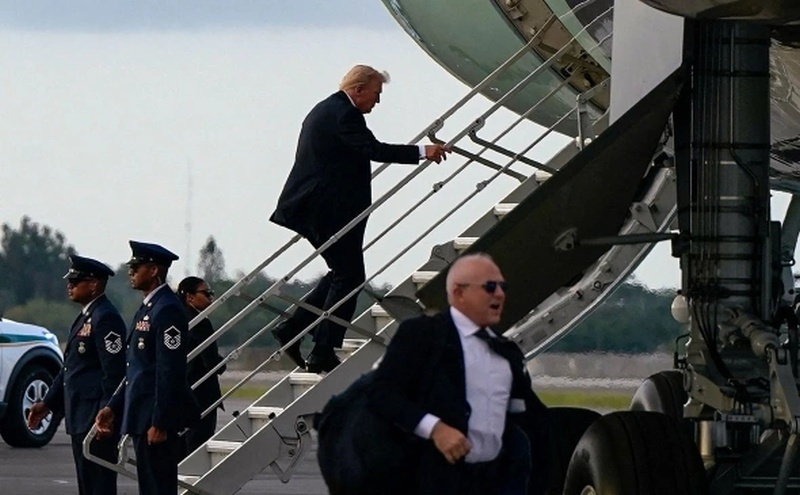    Угроза или паранойя? Трамп поднимался на борт самолёта по короткому трапу