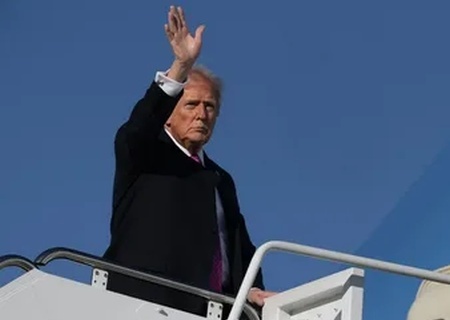    Угроза или паранойя? Трамп поднимался на борт самолёта по короткому трапу