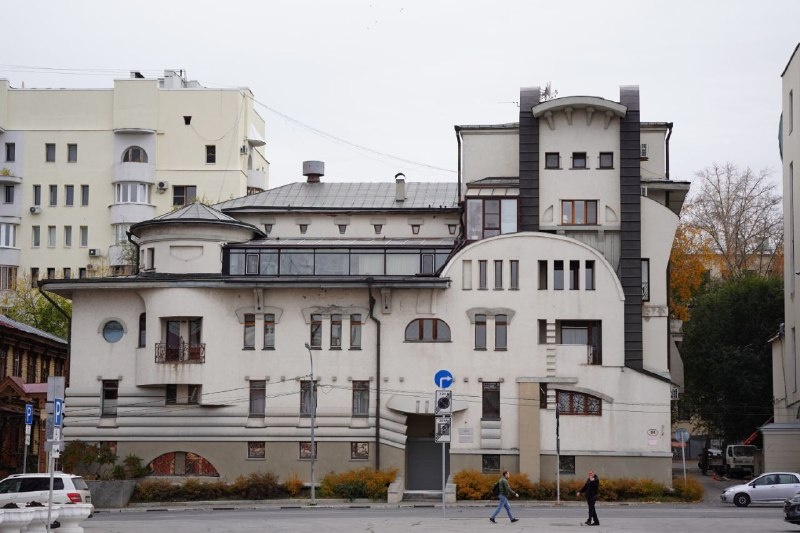 Вход справа вот от этого здания. Ровно там, где стоит машина с подъемником.