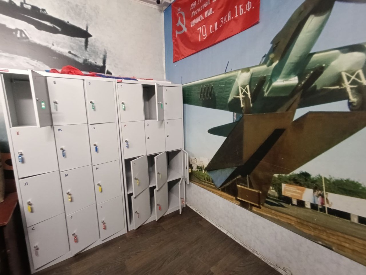 В таких вот ящичках можно оставить лишние сумки. Помните, что обратно вам подниматься по лестнице почти 12 этажей. Лишний груз вам не нужен.