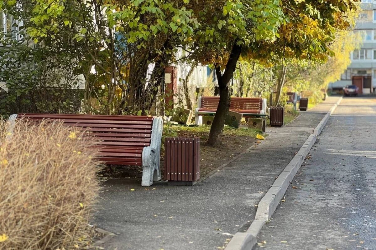    По проекту ТОС у дома на улице Алехина в Пскове установили новые скамейки