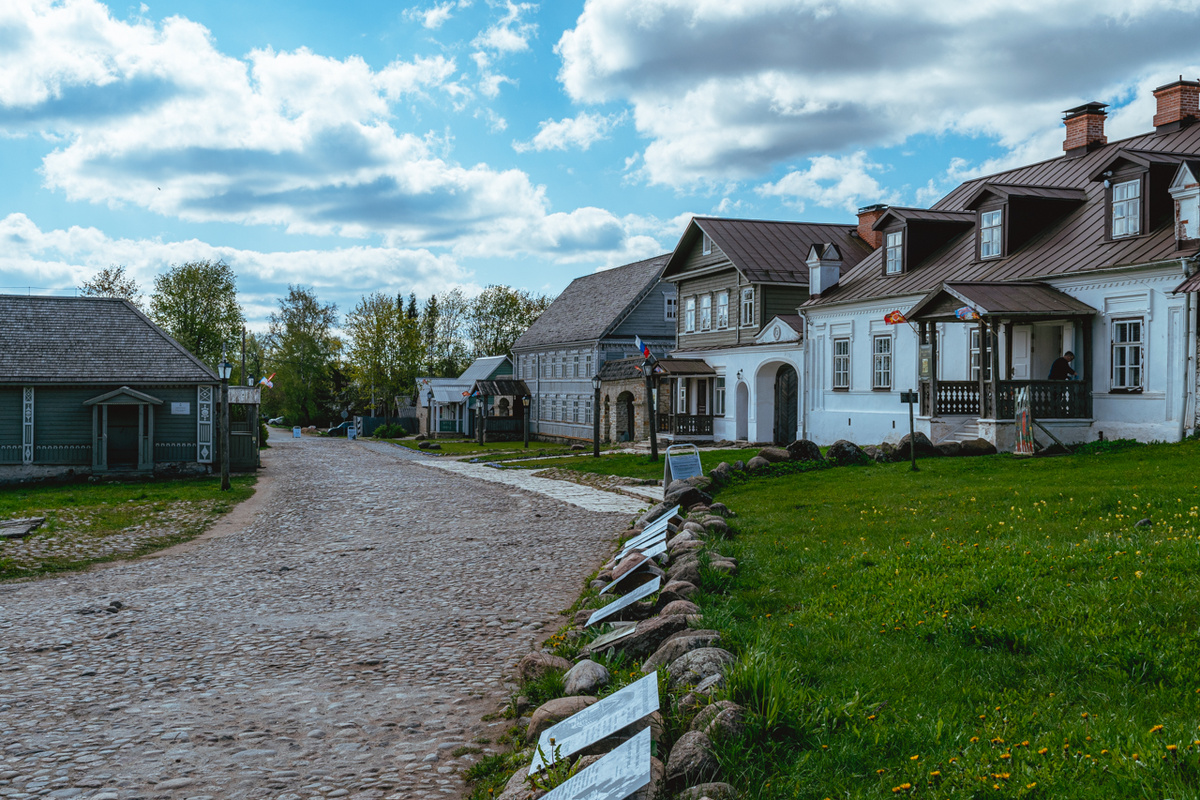 Мощёная улочка Изборска. Фото автора