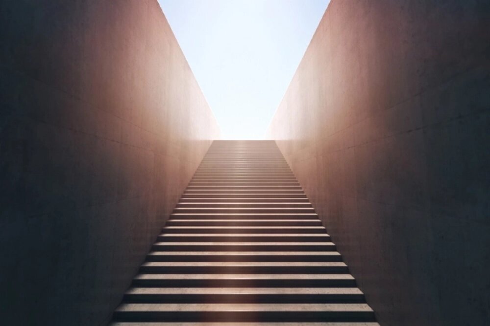    Спуск по лестнице может отражать возвращение к старым воспоминаниям или попытку разобраться в болезненных чувствах. Фото: istockphoto.com