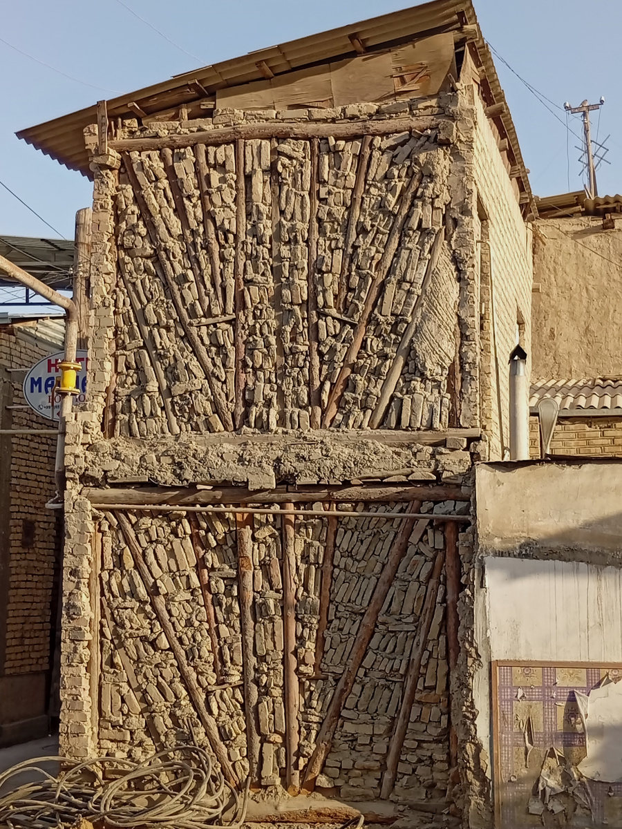 Махалля Кукельдеш. Старинная технология возвдения домов во всей красе. Фото из личного архива автора.