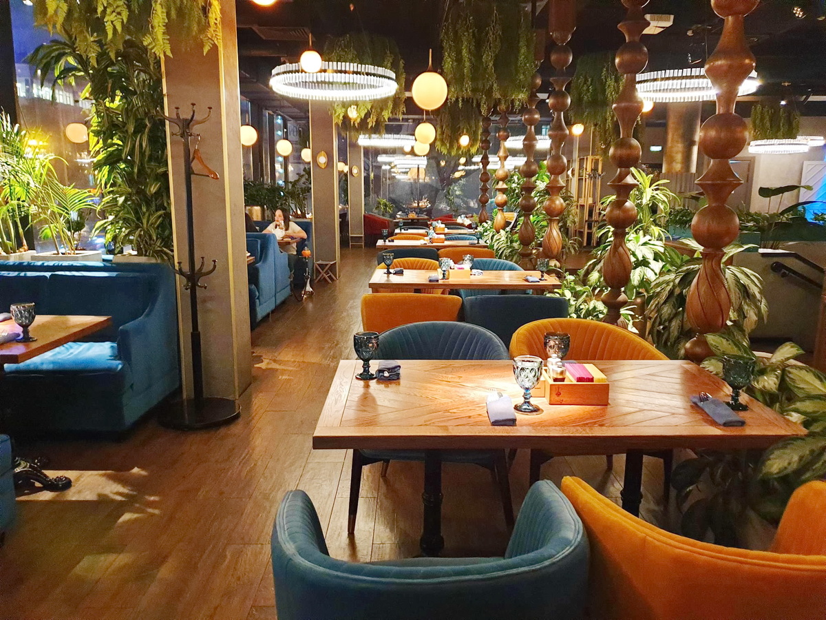 Общий вид зала ресторана "Инжир"