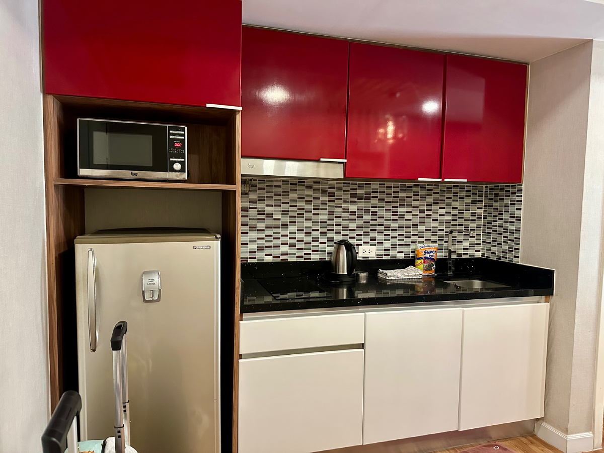 Кухня в номере кондо в Таиланде.