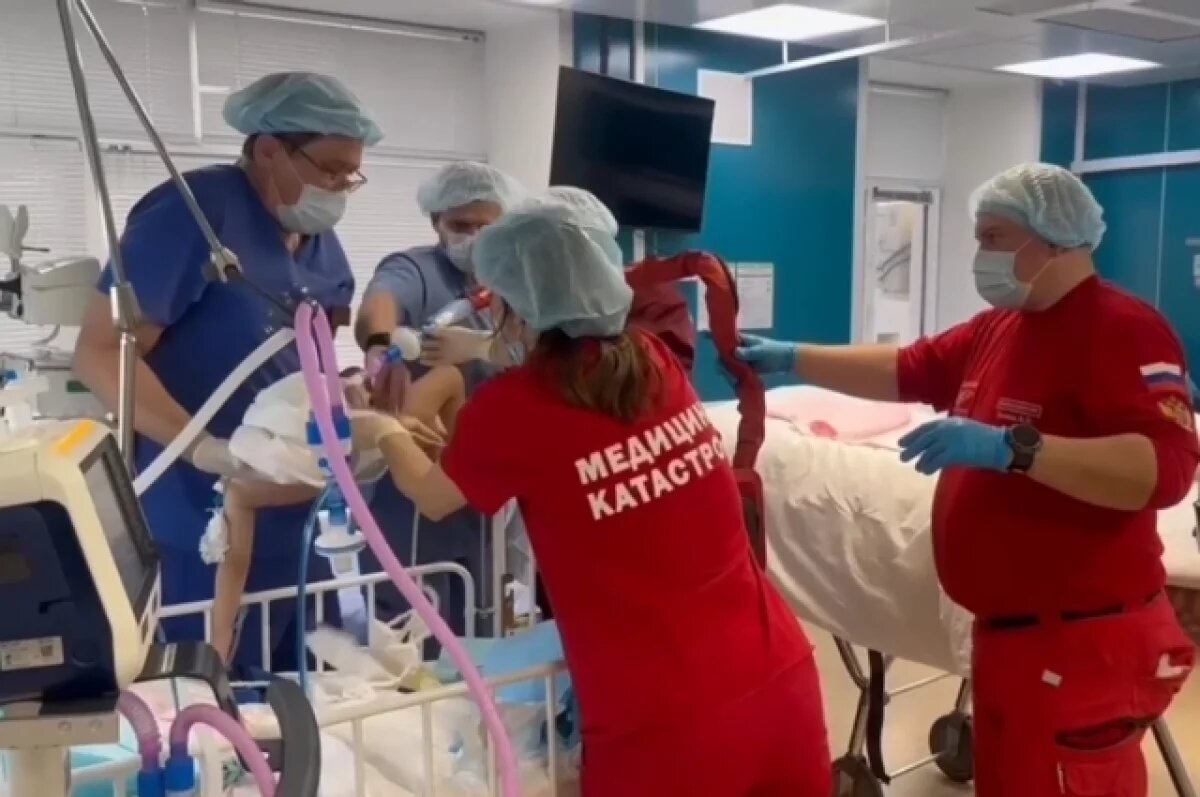    Выброшенную из окна девочку в Уфе готовят к самостоятельному дыханию