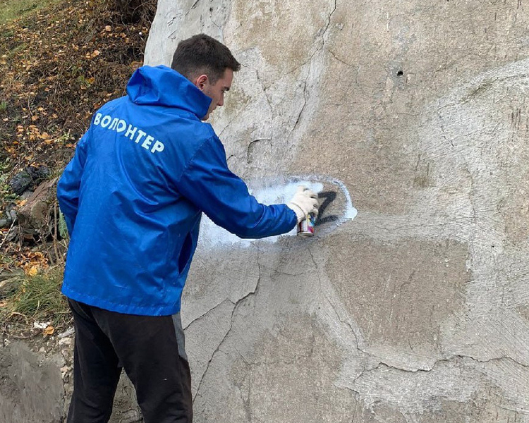     В Курске закрасили 21 надпись с рекламой наркотиков