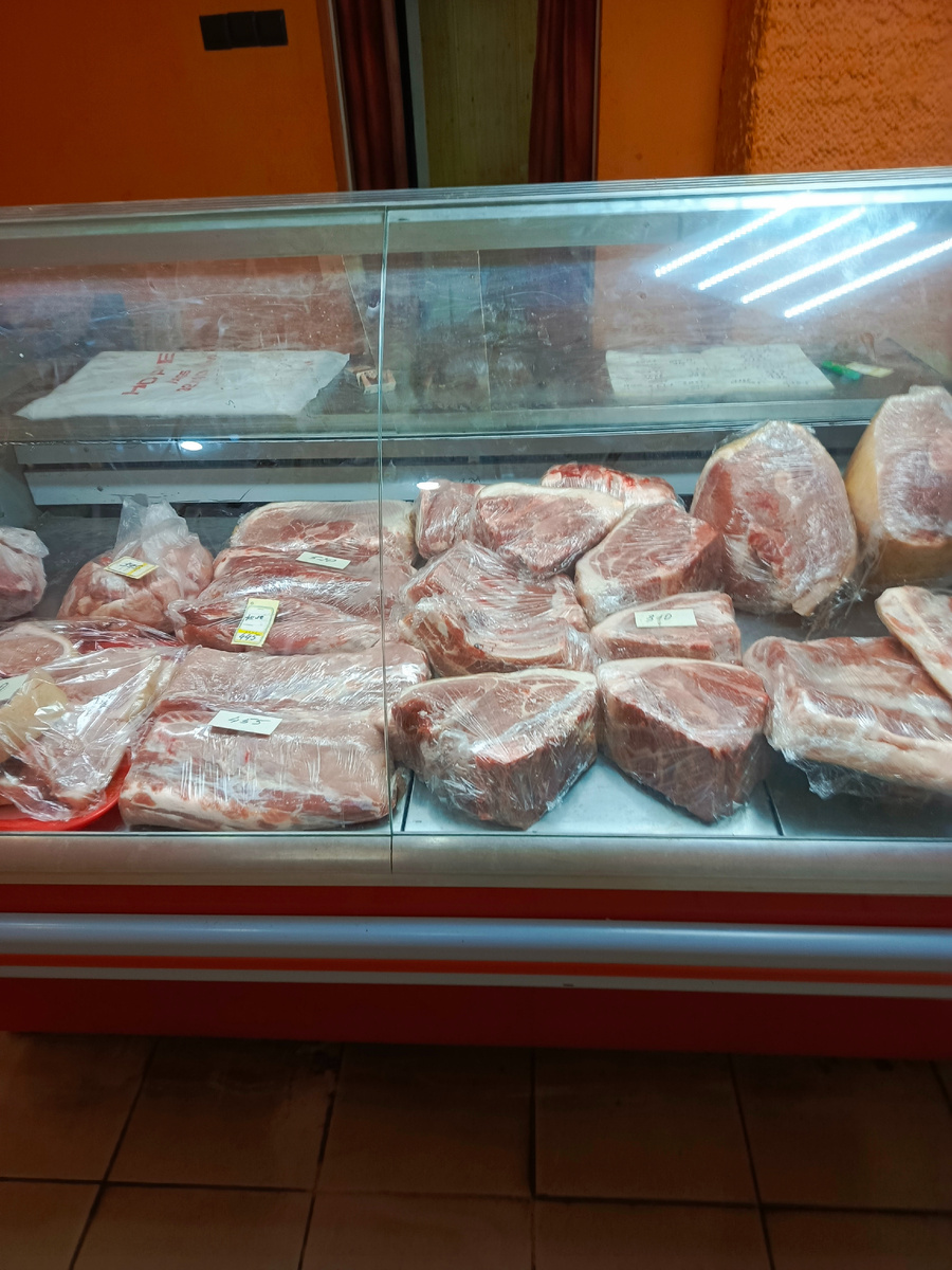 прилавок магазина по продаже свинины. Фото сделано с разрешения владельца.