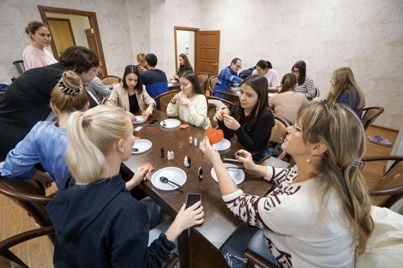    Фото предоставлено предприятием «ВИЗ-Сталь». Люди за столом