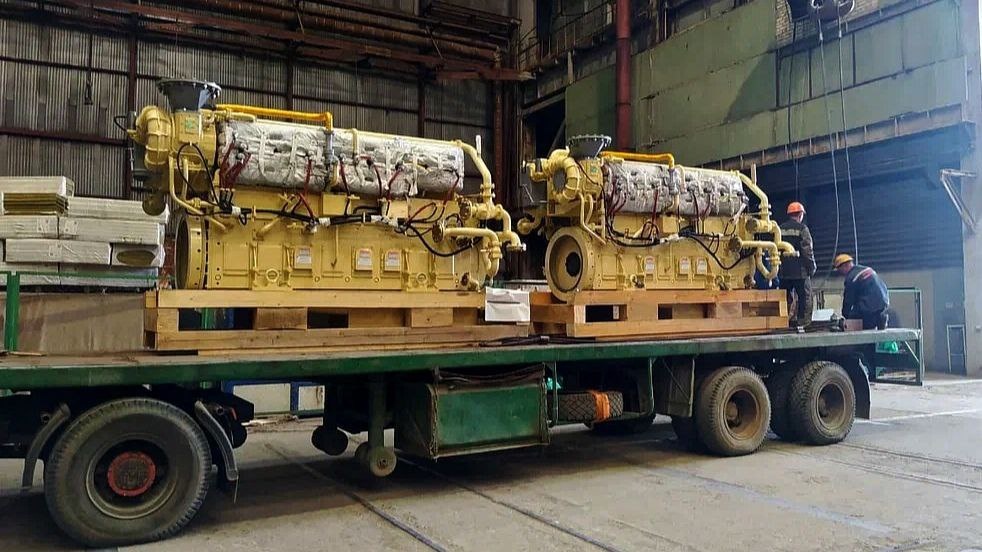 На головной контейнеровоз проекта 00108 погрузили главные двигатели / Фото: ЮЦСС  📷

