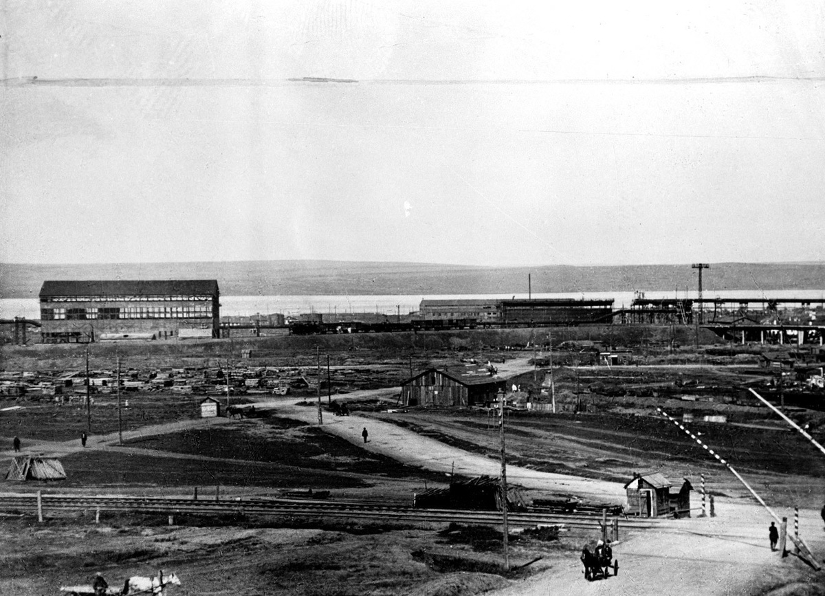 Панорама Магнитогорска во время строительства комбината в 1933 году. Деревья ещё находились в пригородных питомниках