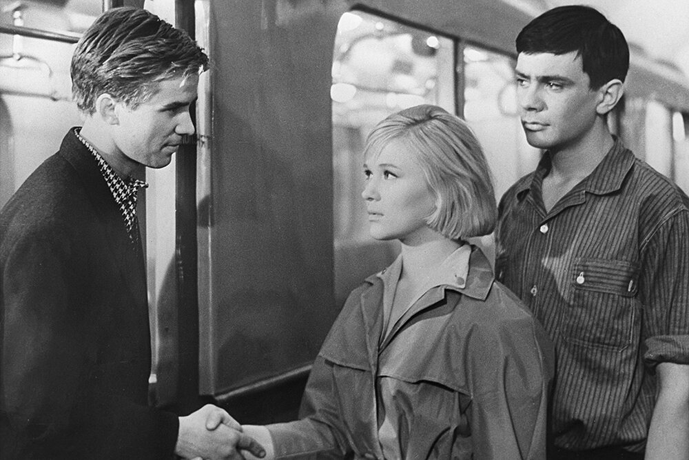    Кадр из лирической комедии Георгия Данелии по сценарию Геннадия Шпаликова «Я шагаю по Москве». Володя Ермаков - Алексей Локтев, Алена, продавщица пластинок - Галина Польских, Коля - Никита Михалков (слева направо). Фото: РИА Новости