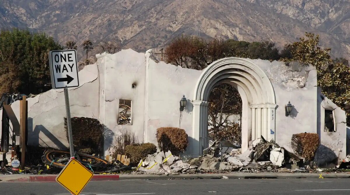 Фото: руины церкви, сгоревшей в Алтадине в январе 2025 г. / Fsp150 / Wikimedia Commons