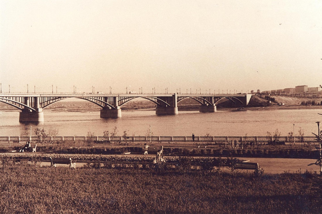 Вид на коммунальный мост с набережной на правом берегу. Фото: музей Новосибирска