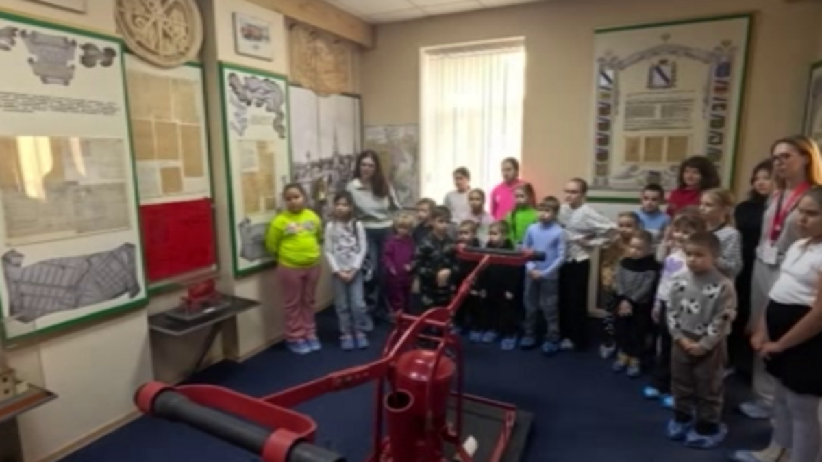    Уроки оказания первой помощи изучают юные куряне на занятиях Красного Креста